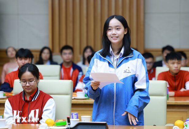 Học sinh Trương Thanh Xu&acirc;n, lớp 11, Trường Trung học phổ th&ocirc;ng Chuy&ecirc;n Bắc Ninh gi&agrave;nh huy chương Đồng kỳ thi Olympic To&aacute;n quốc tế (IMO) 2025 tại Australia ph&aacute;t biểu.