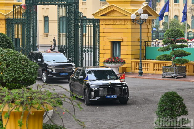 Đo&agrave;n xe đưa Chủ tịch Hội đồng ch&acirc;u &Acirc;u Antonio Costa v&agrave; c&aacute;c đại biểu th&aacute;p t&ugrave;ng v&agrave;o Phủ Chủ tịch.