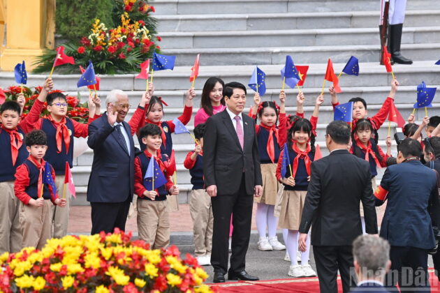 Chủ tịch nước Lương Cường v&agrave; Chủ tịch Hội đồng ch&acirc;u &Acirc;u Antonio Costa với thiếu nhi Thủ đ&ocirc; tại lễ đ&oacute;n.