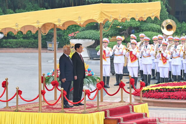 Chủ tịch nước Lương Cường v&agrave; Chủ tịch Hội đồng ch&acirc;u &Acirc;u Antonio Costa tr&ecirc;n bục danh dự, nghe Qu&acirc;n nhạc cử Quốc thiều Li&ecirc;n minh ch&acirc;u &Acirc;u v&agrave; Việt Nam.