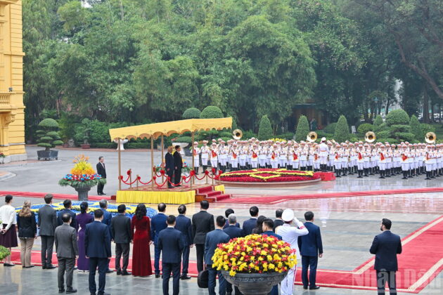 Chủ tịch nước Lương Cường v&agrave; Chủ tịch Hội đồng ch&acirc;u &Acirc;u Antonio Costa tr&ecirc;n bục danh dự, nghe Qu&acirc;n nhạc cử Quốc thiều Li&ecirc;n minh ch&acirc;u &Acirc;u v&agrave; Việt Nam.