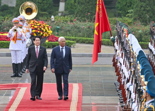 Chủ tịch nước Lương Cường v&agrave; Chủ tịch Hội đồng ch&acirc;u &Acirc;u Antonio Costa duyệt Đội Danh dự Qu&acirc;n đội nh&acirc;n d&acirc;n Việt Nam tại lễ đ&oacute;n.