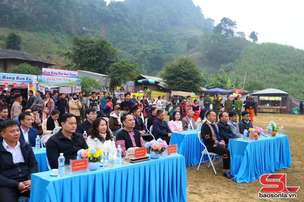 Đại biểu dự lễ hội.