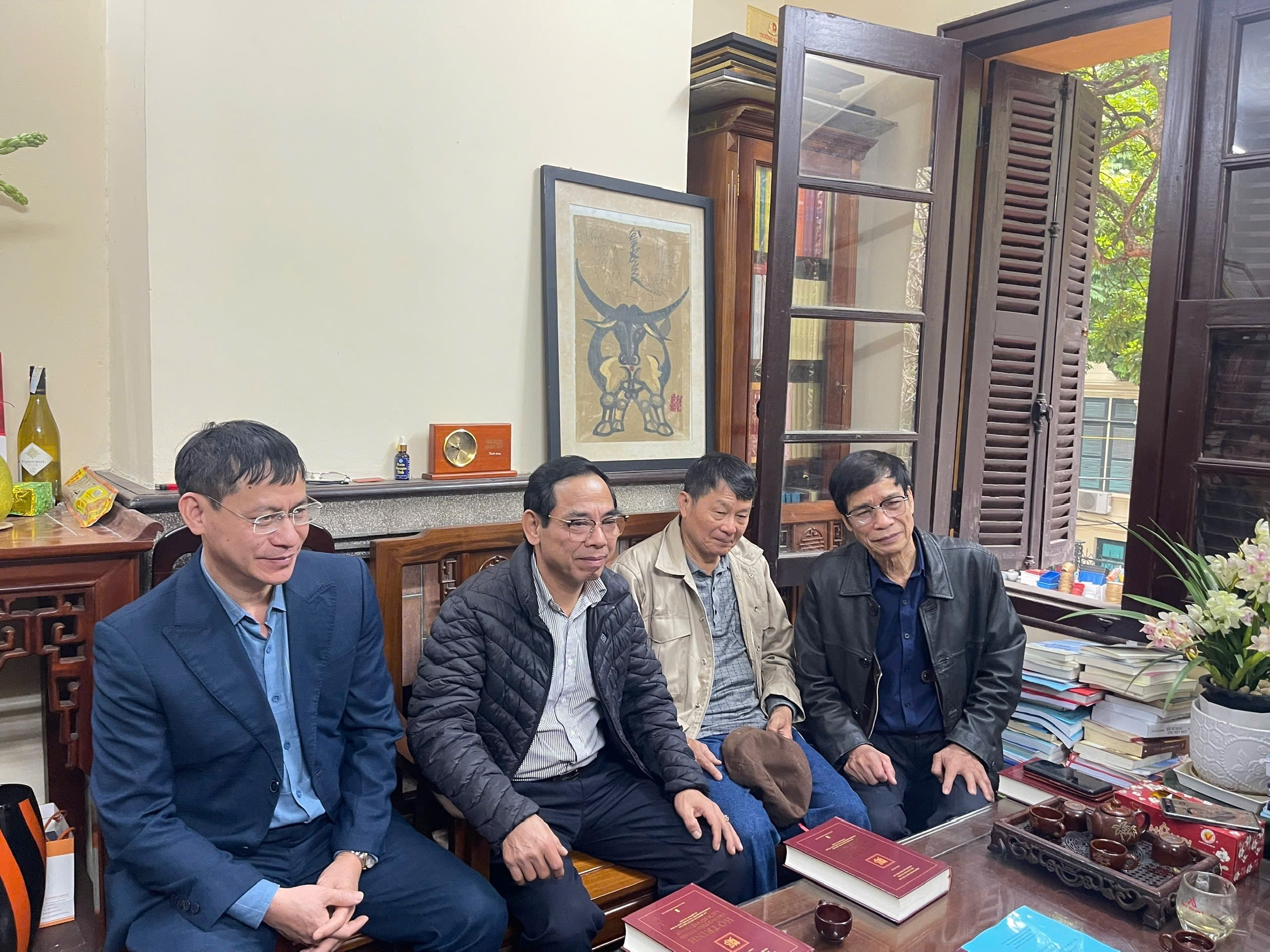 Nhà thơ Nguyễn Ma Lôi (thứ 3 từ trái sang) tại văn phòng làm việc của đại tá, nhà văn Phùng Văn Khai.