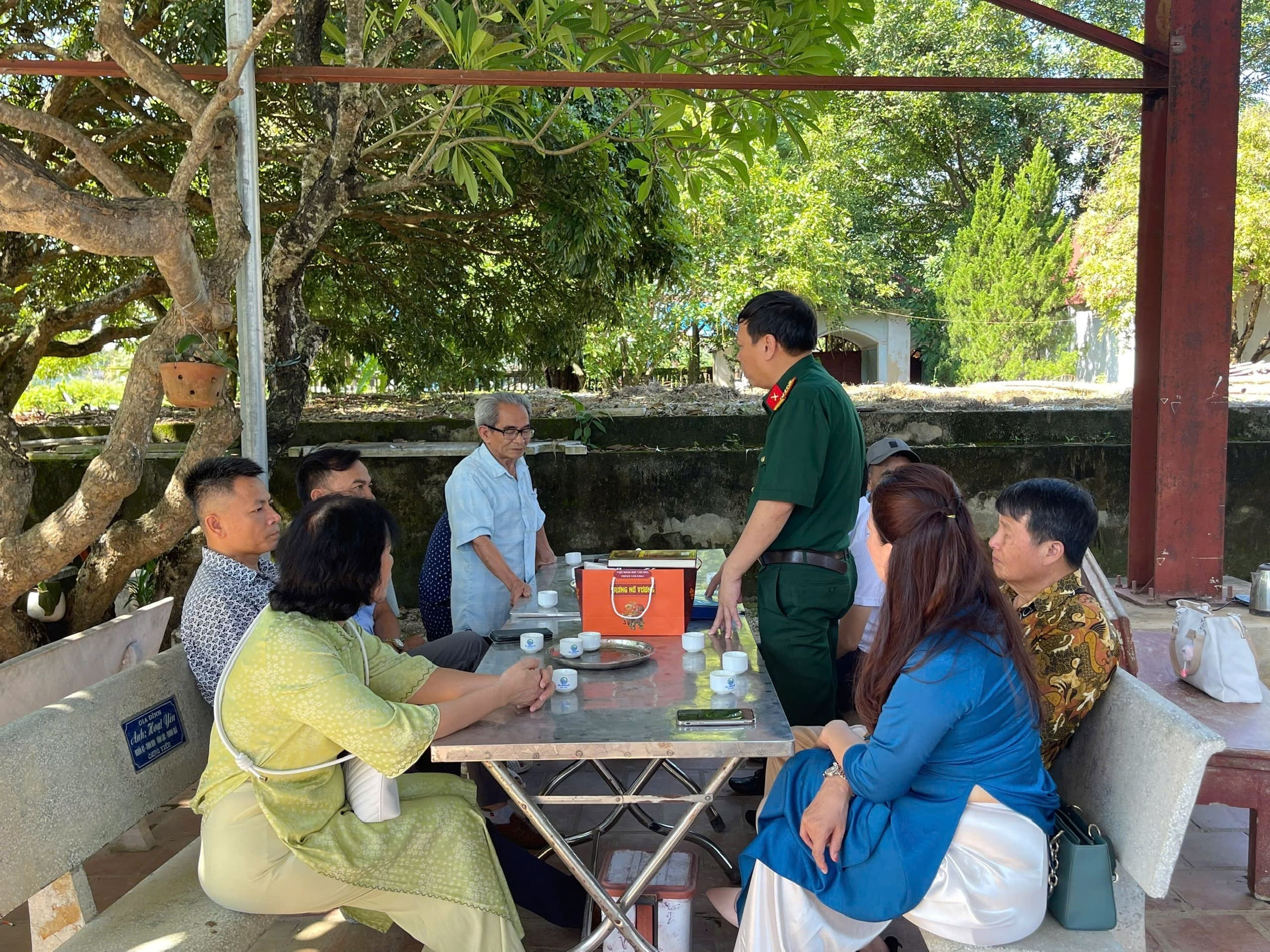 Nhà văn Phùng Văn Khai (mặc quân phục) và các nhà văn, nhà nghiên cứu đi điền dã tại khu di tích Vương phủ Trịnh ở Thanh Hóa.