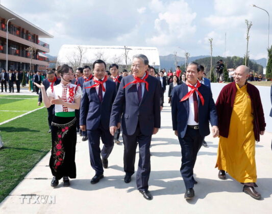 Tổng B&iacute; thư T&ocirc; L&acirc;m dự Lễ kh&aacute;nh th&agrave;nh Trường Phổ th&ocirc;ng nội tr&uacute; li&ecirc;n cấp Tiểu học v&agrave; THCS Si Pa Ph&igrave;n.