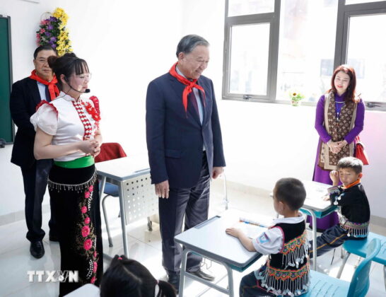 Tổng B&iacute; thư T&ocirc; L&acirc;m thăm lớp học của Trường Phổ th&ocirc;ng nội tr&uacute; li&ecirc;n cấp Tiểu học v&agrave; THCS Si Pa Ph&igrave;n.