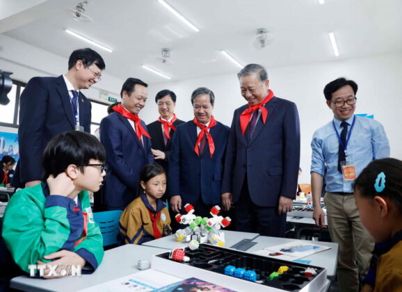 Tổng B&iacute; thư T&ocirc; L&acirc;m thăm lớp học của Trường Phổ th&ocirc;ng nội tr&uacute; li&ecirc;n cấp Tiểu học v&agrave; THCS Si Pa Ph&igrave;n.