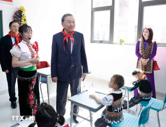 Tổng B&iacute; thư T&ocirc; L&acirc;m thăm lớp học của Trường Phổ th&ocirc;ng nội tr&uacute; li&ecirc;n cấp Tiểu học v&agrave; THCS Si Pa Ph&igrave;n.