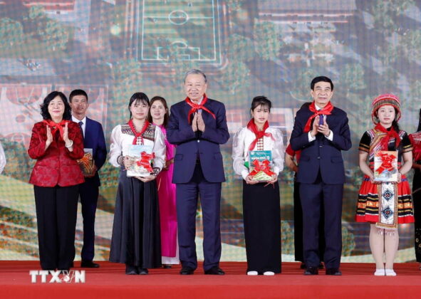 Tổng B&iacute; thư T&ocirc; L&acirc;m tặng qu&agrave; cho Trường Phổ th&ocirc;ng nội tr&uacute; li&ecirc;n cấp Tiểu học v&agrave; THCS Si Pa Ph&igrave;n.