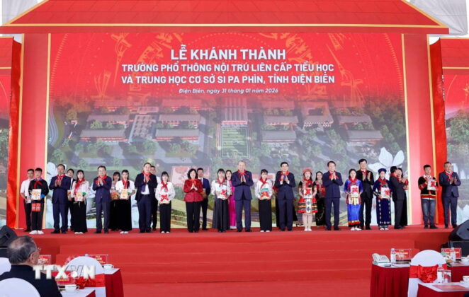 Tổng B&iacute; thư T&ocirc; L&acirc;m tặng qu&agrave; cho Trường Phổ th&ocirc;ng nội tr&uacute; li&ecirc;n cấp Tiểu học v&agrave; THCS Si Pa Ph&igrave;n.