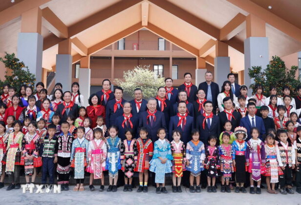 Tổng B&iacute; thư T&ocirc; L&acirc;m v&agrave; Đo&agrave;n c&ocirc;ng t&aacute;c của Trung ương với thầy c&ocirc; v&agrave; học sinh Trường Phổ th&ocirc;ng nội tr&uacute; li&ecirc;n cấp Tiểu học v&agrave; THCS Si Pa Ph&igrave;n.