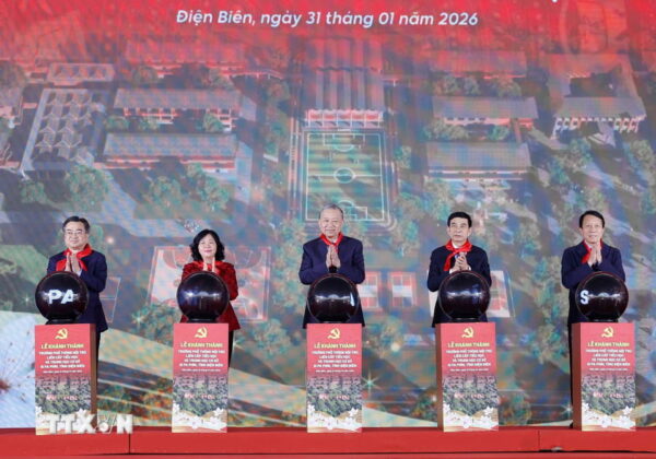 Tổng B&iacute; thư T&ocirc; L&acirc;m v&agrave; đại biểu thực hiện nghi thức kh&aacute;nh th&agrave;nh Trường Phổ th&ocirc;ng nội tr&uacute; li&ecirc;n cấp Tiểu học v&agrave; THCS Si Pa Ph&igrave;n.