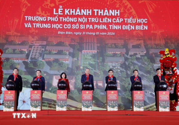 Tổng B&iacute; thư T&ocirc; L&acirc;m v&agrave; đại biểu thực hiện nghi thức kh&aacute;nh th&agrave;nh Trường Phổ th&ocirc;ng nội tr&uacute; li&ecirc;n cấp Tiểu học v&agrave; THCS Si Pa Ph&igrave;n.