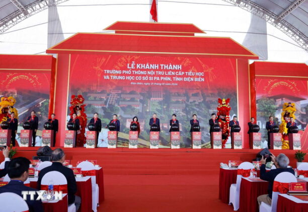 Tổng B&iacute; thư T&ocirc; L&acirc;m v&agrave; đại biểu thực hiện nghi thức kh&aacute;nh th&agrave;nh Trường Phổ th&ocirc;ng nội tr&uacute; li&ecirc;n cấp Tiểu học v&agrave; THCS Si Pa Ph&igrave;n.
