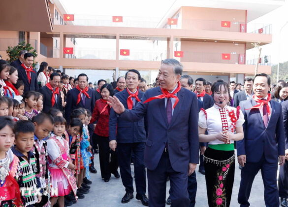 Tổng B&iacute; thư T&ocirc; L&acirc;m với thầy c&ocirc; v&agrave; học sinh Trường Phổ th&ocirc;ng nội tr&uacute; li&ecirc;n cấp Tiểu học v&agrave; THCS Si Pa Ph&igrave;n.