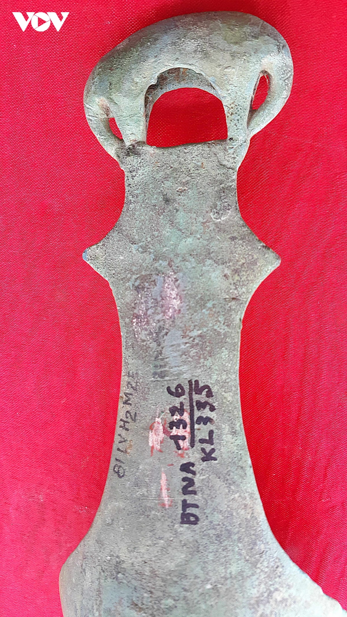 Muôi bằng đồng, phần đế múc sâu lòng với đường kính 7,8 cm, cán muôi dẹt với đường kính 11,5 cm, rộng 4,6 cm. Phía trên cùng của đầu cán có đúc tượng voi, trên lưng voi và cán có khắc hoa văn gân lá. Lưng voi và đầu voi đúc hình cung làm chỗ tay cầm thuận tiện; củ cán và phần đế múc dày khoảng 0,3 cm. (Ảnh: Hải Chi).
