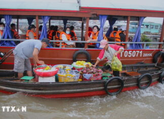 Nhộn nhịp giao thương trên chợ nổi Cái Răng ở thành phố Cần Thơ