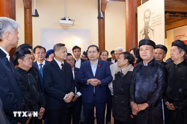 Chủ tịch Quốc hội Trần Thanh Mẫn với Ban quản l&yacute; v&agrave; nh&acirc;n d&acirc;n tại Khu lưu niệm Trưởng Ban Thường trực Quốc hội B&ugrave;i Bằng Đo&agrave;n.