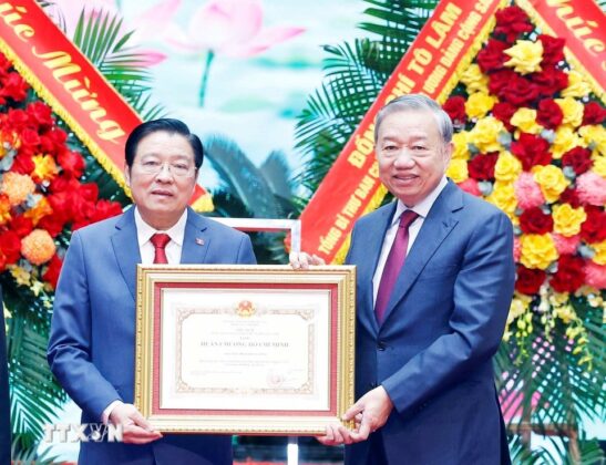 Tổng B&iacute; thư T&ocirc; L&acirc;m trao Hu&acirc;n chương Hồ Ch&iacute; Minh tặng Ban Nội ch&iacute;nh Trung ương.