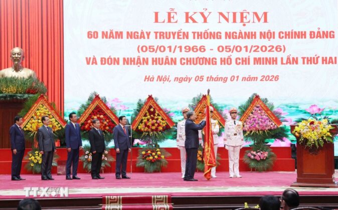 Tổng B&iacute; thư T&ocirc; L&acirc;m gắn Hu&acirc;n chương Hồ Ch&iacute; Minh l&ecirc;n Cờ truyền thống của Ban Nội ch&iacute;nh Trung ương.