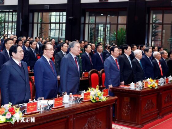 Tổng B&iacute; thư T&ocirc; L&acirc;m v&agrave; c&aacute;c đại biểu thực hiện nghi lễ ch&agrave;o cờ.