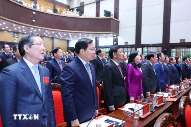 Đại biểu tham dự Lễ kỷ niệm thực hiện nghi thức ch&agrave;o cờ.