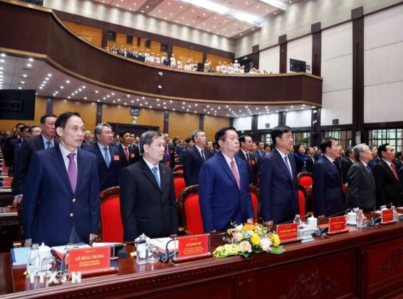 C&aacute;c đại biểu thực hiện nghi lễ ch&agrave;o cờ.