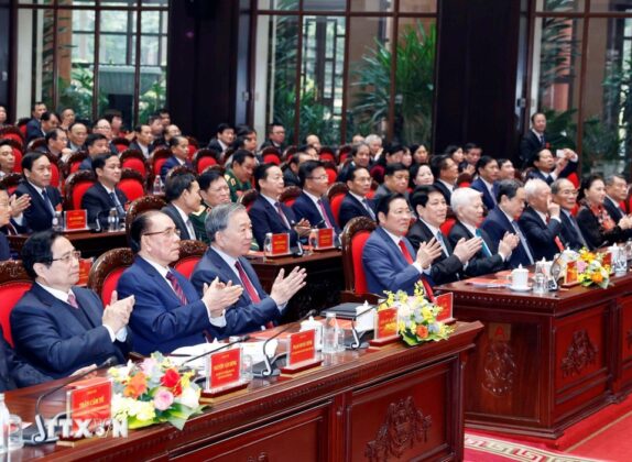 Tổng B&iacute; thư T&ocirc; L&acirc;m v&agrave; c&aacute;c đại biểu tại Lễ kỷ niệm.