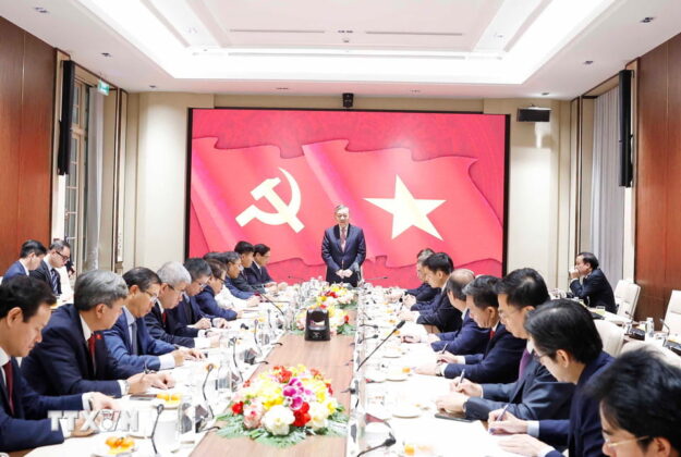 Tổng B&iacute; thư T&ocirc; L&acirc;m l&agrave;m việc với c&aacute;c Đại sứ, Trưởng cơ quan đại diện Việt Nam ở nước ngo&agrave;i.