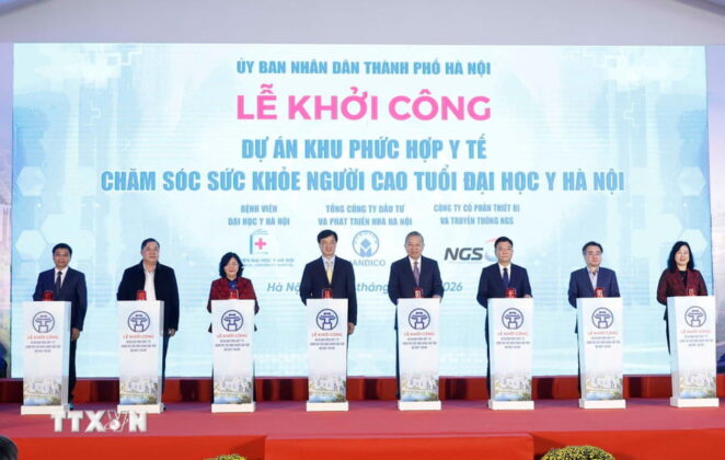 Tổng B&iacute; thư T&ocirc; L&acirc;m v&agrave; c&aacute;c đại biểu thực hiện nghi thức khởi c&ocirc;ng.