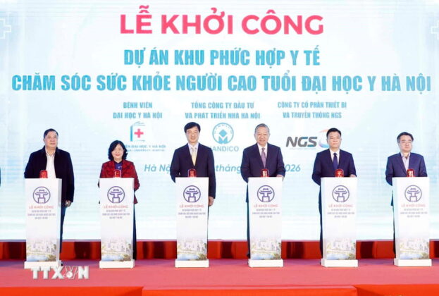 Tổng B&iacute; thư T&ocirc; L&acirc;m v&agrave; c&aacute;c đại biểu thực hiện nghi thức khởi c&ocirc;ng.
