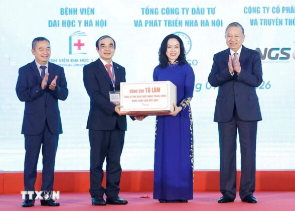 Tổng B&iacute; thư T&ocirc; L&acirc;m tặng qu&agrave; cho Bệnh viện Đại học Y H&agrave; Nội.