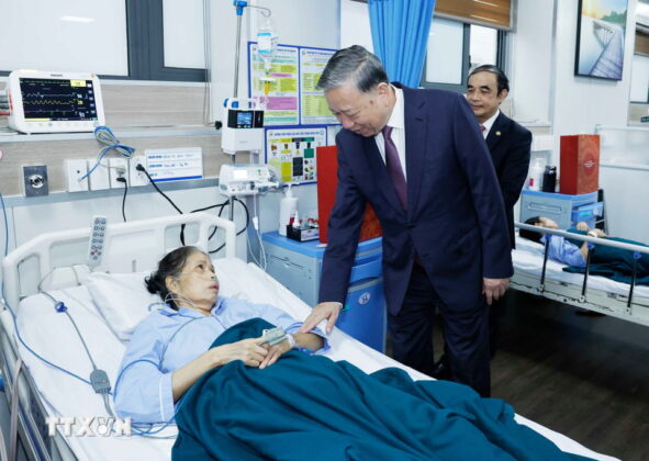 Tổng B&iacute; thư T&ocirc; L&acirc;m thăm hỏi v&agrave; tặng qu&agrave; cho c&aacute;c bệnh nh&acirc;n đang điều trị tại Đại học Y H&agrave; Nội.