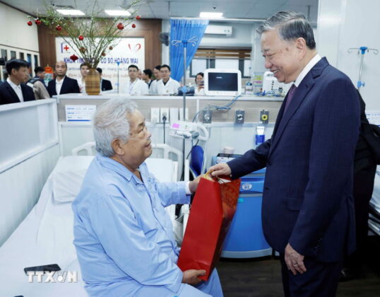 Tổng B&iacute; thư T&ocirc; L&acirc;m thăm hỏi v&agrave; tặng qu&agrave; cho c&aacute;c bệnh nh&acirc;n đang điều trị tại Đại học Y H&agrave; Nội.