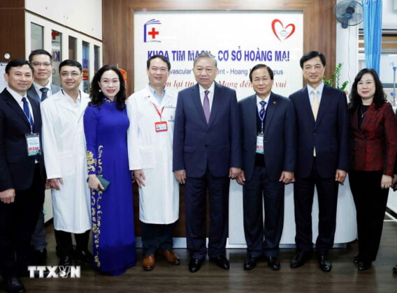 Tổng B&iacute; thư T&ocirc; L&acirc;m c&ugrave;ng đại biểu v&agrave; c&aacute;c b&aacute;c sĩ Bệnh viện Đại học Y H&agrave; Nội.