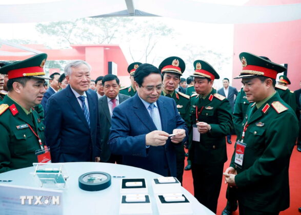 Thủ tướng Phạm Minh Ch&iacute;nh thăm khu trưng b&agrave;y tại lễ khởi c&ocirc;ng.