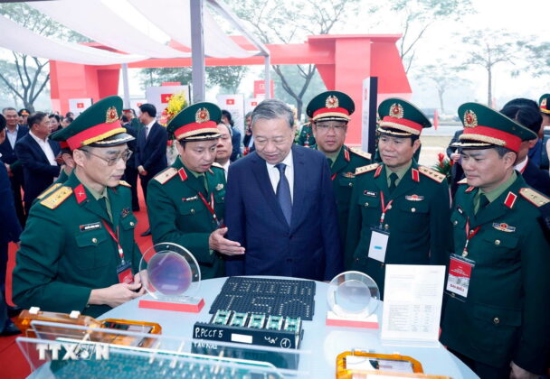Tổng B&iacute; thư T&ocirc; L&acirc;m thăm khu trưng b&agrave;y tại lễ khởi c&ocirc;ng.