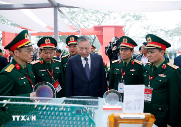 Tổng B&iacute; thư T&ocirc; L&acirc;m thăm khu trưng b&agrave;y tại lễ khởi c&ocirc;ng.