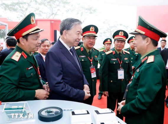 Tổng B&iacute; thư T&ocirc; L&acirc;m thăm khu trưng b&agrave;y tại lễ khởi c&ocirc;ng.