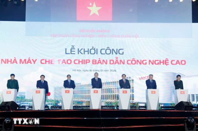 Tổng B&iacute; thư T&ocirc; L&acirc;m, Thủ tướng Phạm Minh Ch&iacute;nh v&agrave; c&aacute;c đại biểu ph&aacute;t lệnh khởi c&ocirc;ng Nh&agrave; m&aacute;y chế tạo Chip b&aacute;n dẫn c&ocirc;ng nghệ cao.