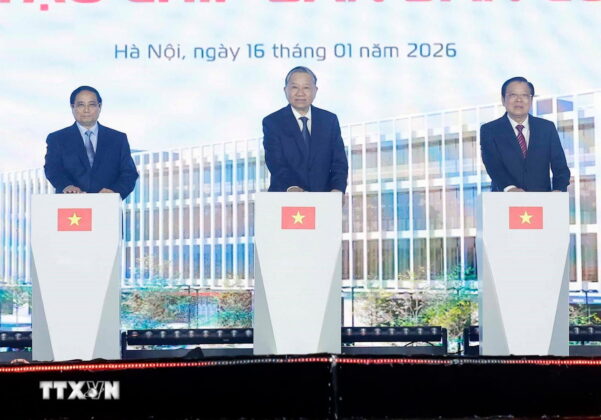 Tổng B&iacute; thư T&ocirc; L&acirc;m, Thủ tướng Phạm Minh Ch&iacute;nh v&agrave; Trưởng Ban Nội ch&iacute;nh Trung ương Phan Đ&igrave;nh Trạc ph&aacute;t lệnh khởi c&ocirc;ng Nh&agrave; m&aacute;y chế tạo Chip b&aacute;n dẫn c&ocirc;ng nghệ cao.