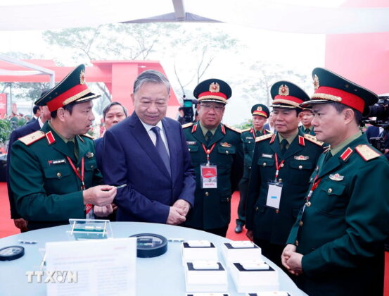 Tổng B&iacute; thư T&ocirc; L&acirc;m thăm khu trưng b&agrave;y tại lễ khởi c&ocirc;ng.