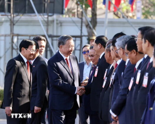 Tổng B&iacute; thư T&ocirc; L&acirc;m với th&agrave;nh vi&ecirc;n đo&agrave;n cấp cao L&agrave;o tại lễ đ&oacute;n.