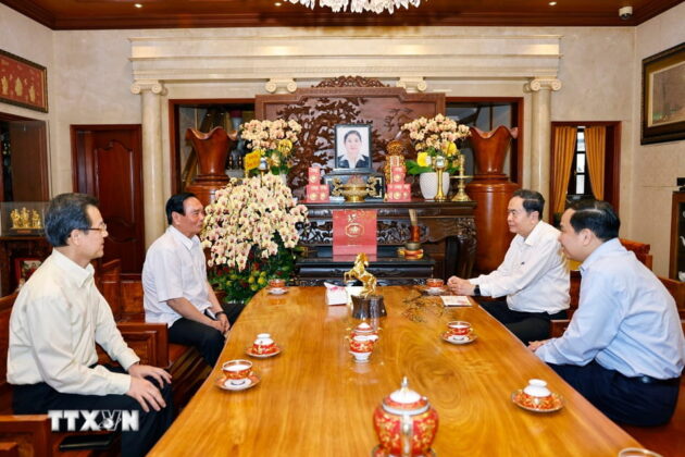 Chủ tịch Quốc hội Trần Thanh Mẫn tới thăm, ch&uacute;c Tết nguy&ecirc;n Thường trực Ban B&iacute; thư, Đại tướng L&ecirc; Hồng Anh.