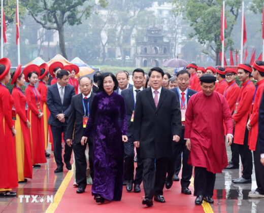 Chủ tịch nước Lương Cường v&agrave; Phu nh&acirc;n c&ugrave;ng đại biểu đến d&acirc;ng hương tại Tượng đ&agrave;i Vua L&yacute; Th&aacute;i Tổ. (Ảnh: L&acirc;m Kh&aacute;nh/TTXVN)
