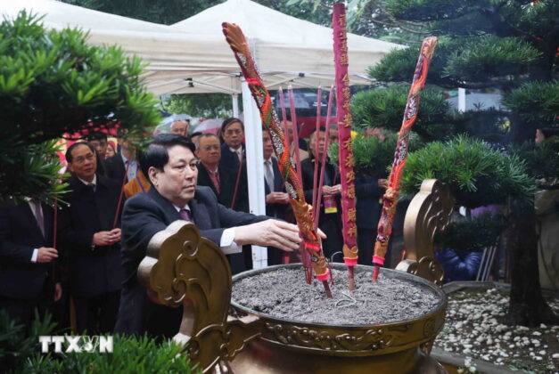 Chủ tịch nước Lương Cường d&acirc;ng hương tại Ngọc Sơn. (Ảnh: An Đăng/TTXVN)
