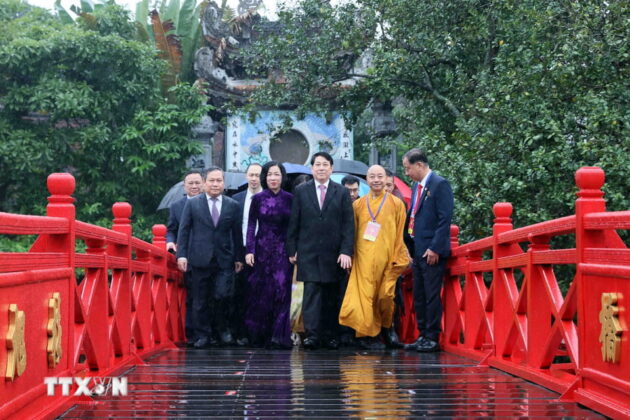 Chủ tịch nước Lương Cường v&agrave; Phu nh&acirc;n c&ugrave;ng c&aacute;c đại biểu đến d&acirc;ng hương tại đền Ngọc Sơn. (Ảnh: TTXVN)