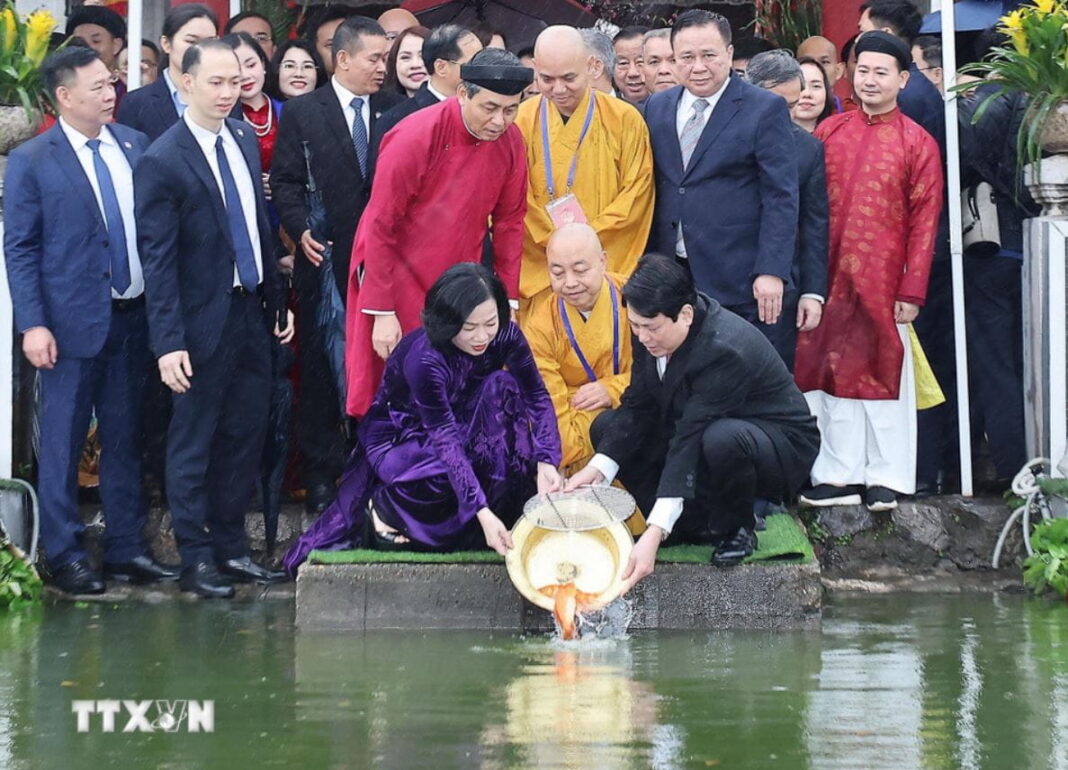 Chủ tịch nước Lương Cường thực hiện nghi thức dâng hương tại Tượng đài Vua Lý Thái Tổ và đền Ngọc Sơn