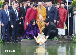 Chủ tịch nước Lương Cường thực hiện nghi thức dâng hương tại Tượng đài Vua Lý Thái Tổ và đền Ngọc Sơn